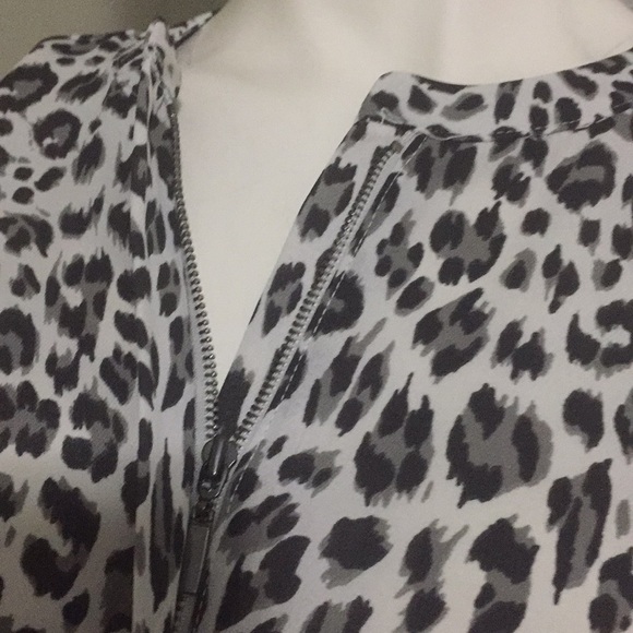 Size small animal print blouse NWT - Picture 3 of 3